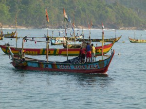 farbenfrohe Fischerboote  in der Elfenbeinküst