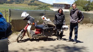 so kann man auch Reisen: zwei junge Esten mit Honda Cub Rollern auf ihrer Reise durch Südamerika